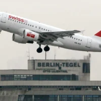 Archive : un avion SwissAir décolle de l'aéroport de Tegel à Berlin, en Allemagne, en 2013. (Crédit: AP/Michael Sohn)