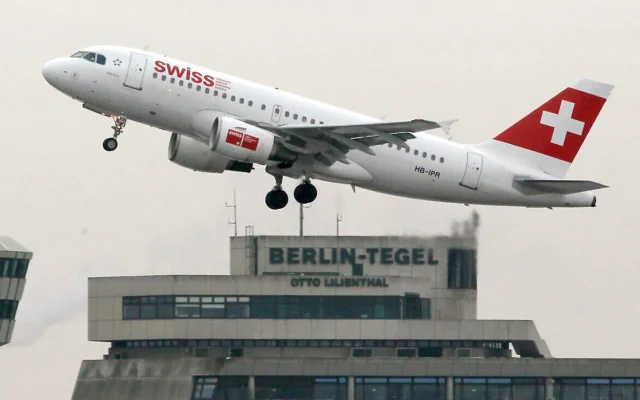 Archive : un avion SwissAir décolle de l'aéroport de Tegel à Berlin, en Allemagne, en 2013. (Crédit: AP/Michael Sohn)