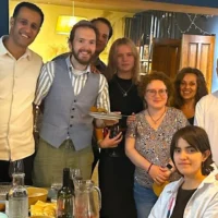 Des membres de la communauté juive russophone d'Arménie, avec leurs invités musulmans venus d'Égypte et du Liban, assistent à un dîner de Shabbat le 3 juillet 2026, à Erevan. (Larry Luxner/ JTA)
