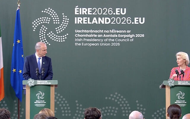 La présidente de la Commission européenne, Ursula von der Leyen, s'exprimant lors d'une conférence de presse le 3 juillet 2026 depuis Dublin aux côtés du président irlandais Micheál Martin. (Crédit : capture d'écran X)