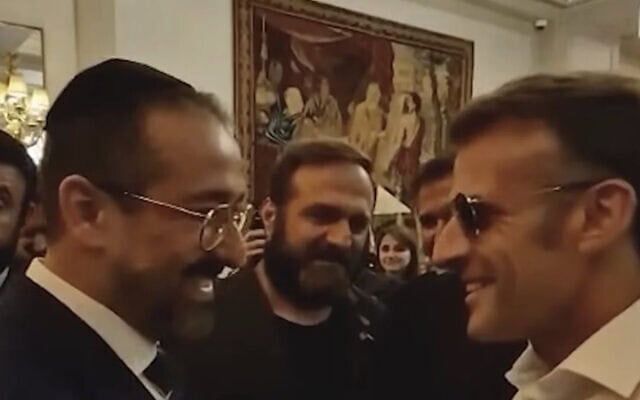 Emmanuel Macron et Henry Hamra, le 7 juillet 2026 à Damas. (Capture d'écran - Jewish Heritage in Syria Foundation). Emmanuel Macron et Henry Hamra, le 7 juillet 2026 à Damas. (Capture d'écran - Jewish Heritage in Syria Foundation).