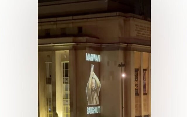 Capture d’écran d’une vidéo appelant à la libération de Marwan Barghouti près de la tour Eiffel, à Paris, le 17 juillet 2026. (Crédit : X.com) Capture d’écran d’une vidéo appelant à la libération de Marwan Barghouti près de la tour Eiffel, à Paris, le 17 juillet 2026. (Crédit : X.com)