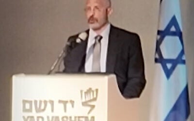 Elisha Wiesel, au musée-mémorial de Yad Vashem, à Jérusalem, le 12 juillet 2026. (Crédit : Capture d’écran Jerusalem Post / X.com)