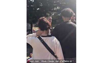 Capture d’écran d’une vidéo postée sur X montrant une altercation entre représentants de LFI et de la communauté juive lors d’une cérémonie commémorative à Grenoble, le 19 juillet 2026. (Crédit : capture d’écran Allan Brunon/X) Capture d’écran d’une vidéo postée sur X montrant une altercation entre représentants de LFI et de la communauté juive lors d’une cérémonie commémorative à Grenoble, le 19 juillet 2026. (Crédit : capture d’écran Allan Brunon/X)