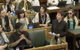 Zoe Garbett, maire de Hackney (debout à droite), le 29 juillet 2026. (Crédit : capture d'écran X)
