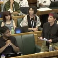 Zoe Garbett, maire de Hackney (debout à droite), le 29 juillet 2026. (Crédit : capture d'écran X)