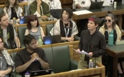Zoe Garbett, maire de Hackney (debout à droite), le 29 juillet 2026. (Crédit : capture d'écran X)