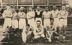 L'équipe du Hasmonea Lwow en 1924. Zygmunt Steuermann est debout à l'extrême gauche. (Domaine public)