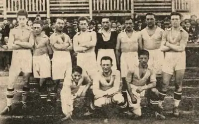 L'équipe du Hasmonea Lwow en 1924. Zygmunt Steuermann est debout à l'extrême gauche. (Domaine public)