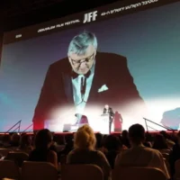 Le cinéaste ukrainien Sergei Loznitsa s'exprime lors de l'ouverture du 43e Festival du film de Jérusalem à la Piscine de Sultan (Eliana Rosen/Times of Israel)