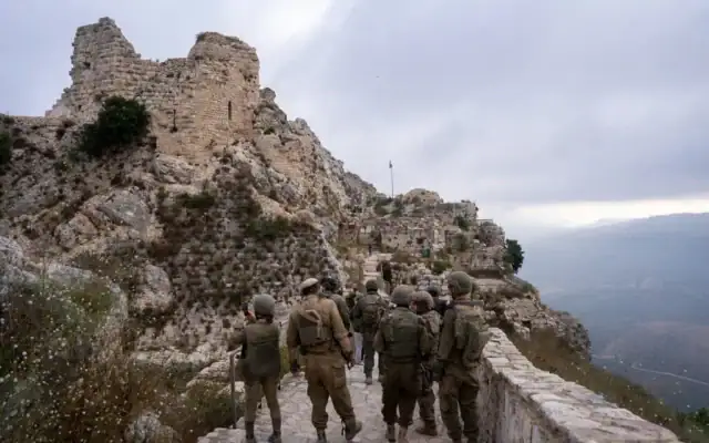 Des soldats de l'armée israélienne, au château de Beaufort, dans le sud du Liban, le 7 juillet 2026. (Crédit : Emanuel Fabian/Times of Israel) Des soldats de l'armée israélienne, au château de Beaufort, dans le sud du Liban, le 7 juillet 2026. (Crédit : Emanuel Fabian/Times of Israel)