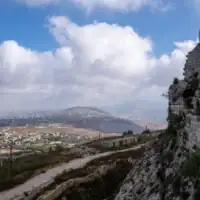 Vue de la crête d'Ali Taher depuis le château de Beaufort, dans le sud du Liban, le 7 juillet 2026. (Crédit : Emanuel Fabian/Times of Israel)