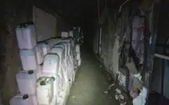 Des explosifs entreposés dans un tunnel du Hezbollah, près du château de Beaufort, dans le sud du Liban, le 7 juillet 2026. (Crédit : Emanuel Fabian/Times of Israel)
