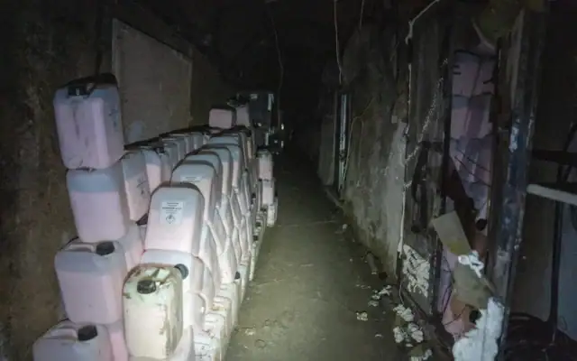 Des explosifs entreposés dans un tunnel du Hezbollah, près du château de Beaufort, dans le sud du Liban, le 7 juillet 2026. (Crédit : Emanuel Fabian/Times of Israel)