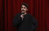 L'humoriste turc Deniz Goktas se produit dans une émission spéciale mise en ligne sur YouTube le 24 juin 2026. (Crédit : Capture d'écran)