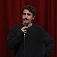 L'humoriste turc Deniz Goktas se produit dans une émission spéciale mise en ligne sur YouTube le 24 juin 2026. (Crédit : Capture d'écran)