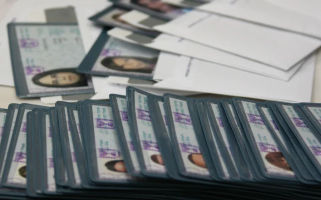 Photo d'illustration :  des cartes d'identité nationales israéliennes à Jérusalem, le 22 janvier 2008. (Crédit: Anna Kaplan/Flash90)