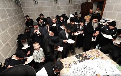Des juifs orthodoxes du mouvement hassidique Habad prient sur la tombe du fondateur du mouvement, le rabbin Shneur Zalman, à Hadiach, en Ukraine. 27 décembre 2013. (Crédit : Mendy Hechtman/FLASH90) Des juifs orthodoxes du mouvement hassidique Habad prient sur la tombe du fondateur du mouvement, le rabbin Shneur Zalman, à Hadiach, en Ukraine. 27 décembre 2013. (Crédit : Mendy Hechtman/FLASH90)