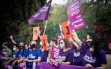 Des membres de l'organisation de gauche « Standing Together » manifestant en faveur d'une sécurité financière égale pour tous les citoyens d'Israël, devant la Knesset, le 14 mai 2020. (Crédit : Yonatan Sindel/Flash90)