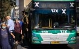 Illustration : Des passagers sortant d’un bus Egged devant la gare routière centrale de Jérusalem, le 1ᵉʳ août 2022. (Crédit : Olivier Fitoussi/Flash90)