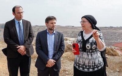 Le chef de HaTzionout HaDatit, Bezalel Smotrich (au centre), entouré de membres de son parti lors d’une visite dans l’implantation d’Efrat, en Cisjordanie, le 26 octobre 2022. (Crédit : Gershon Elinson/Flash90)