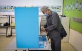 Illustration : Un homme votant lors des élections législatives, à Safed, dans le nord d'Israël, le 1ᵉʳ novembre 2022. (Crédit : David Cohen/Flash90)
