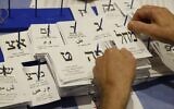 Des agents de la commission centrale électorale comptant les derniers bulletins de vote, à la Knesset, le 3 novembre 2022. (Crédit : Olivier Fitoussi/Flash90)