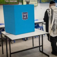 Un homme ultra-orthodoxe dépose son bulletin de vote dans un bureau de vote le matin des élections municipales, à Bnei Brak, le 27 février 2024. (Chaim Goldberg/Flash90/Fichier)