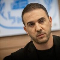 Le député Ron Katz participant à une réunion de la commission de la Défense et des Affaires étrangères consacrée à un projet de loi sur le service militaire des ultra-orthodoxes, à la Knesset, à Jérusalem, le 25 juin 2024. (Crédit : Chaïm Goldberg/Flash90)