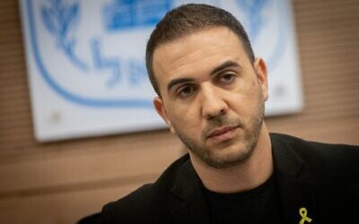 Le député Ron Katz participant à une réunion de la commission de la Défense et des Affaires étrangères consacrée à un projet de loi sur le service militaire des ultra-orthodoxes, à la Knesset, à Jérusalem, le 25 juin 2024. (Crédit : Chaïm Goldberg/Flash90) Le député Ron Katz participant à une réunion de la commission de la Défense et des Affaires étrangères consacrée à un projet de loi sur le service militaire des ultra-orthodoxes, à la Knesset, à Jérusalem, le 25 juin 2024. (Crédit : Chaïm Goldberg/Flash90)