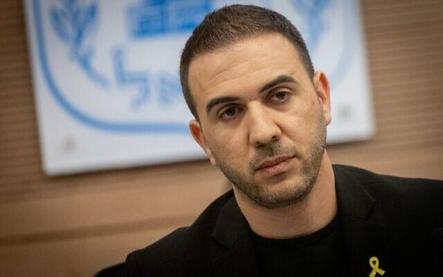Le député Ron Katz participant à une réunion de la commission de la Défense et des Affaires étrangères consacrée à un projet de loi sur le service militaire des ultra-orthodoxes, à la Knesset, à Jérusalem, le 25 juin 2024. (Crédit : Chaïm Goldberg/Flash90)