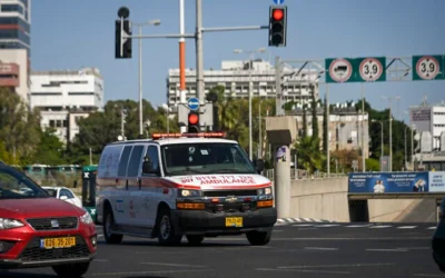 Une ambulance du Magen David Adom roule dans les rues de Haïfa, dans le nord d’Israël, le 23 octobre 2024. (Michael Giladi/Flash90)