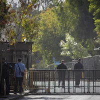 La police boucle la rue près de la résidence du Premier ministre Benjamin Netanyahu, rue Azza à Jérusalem. 6 novembre 2024. (Crédit : Chaim Goldberg/Flash90)