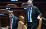 Le ministre des Communications Shlomo Karhi (à gauche) et le ministre de la Justice Yariv Levin (à droite) assistent à une séance plénière de la Knesset, le 8 janvier 2025. (Yonatan Sindel/Flash90)