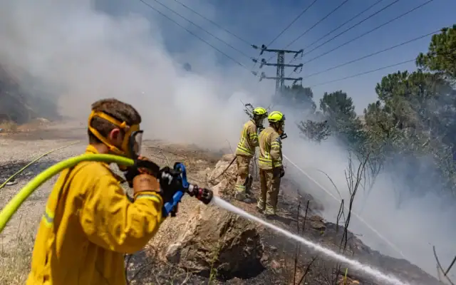 Photo d'illustration : des pompiers luttent contre les flammes à Jérusalem, le 16 mai 2025. (Crédit: Chaim Goldberg/Flash90)