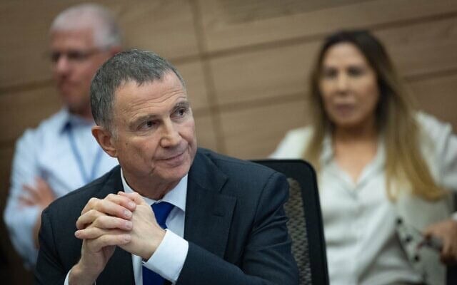 Le député Yuli Edelstein assistant à une réunion d'une commission de la Chambre de la Knesset, à Jérusalem, le 4 août 2025. (Crédit : Yonatan Sindel/Flash90)