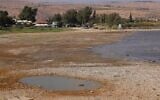 Le lac de Tibériade, dans le nord d'Israël, s'est asséché après un hiver sec, le 12 septembre 2025. (Crédit : David Cohen/Flash90)