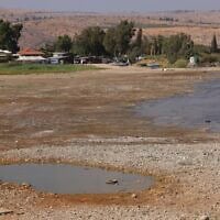 Le lac de Tibériade, dans le nord d'Israël, s'est asséché après un hiver sec, le 12 septembre 2025. (Crédit : David Cohen/Flash90)