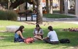 Des étudiantes, sur le campus de l'université Ben Gurion, à Beer Sheva, le 4 novembre 2025. (Crédit : Liron Moldovan/Flash90)