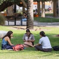 Des étudiantes, sur le campus de l'université Ben Gurion, à Beer Sheva, le 4 novembre 2025. (Crédit : Liron Moldovan/Flash90)