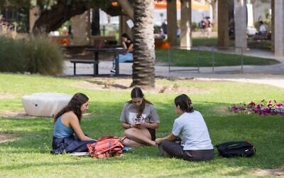 Des étudiantes, sur le campus de l'université Ben Gurion, à Beer Sheva, le 4 novembre 2025. (Crédit : Liron Moldovan/Flash90)