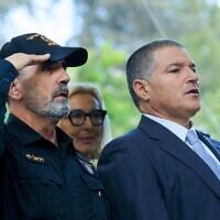 Le chef de la police israélienne, Daniel Levy (à gauche), et le directeur du Shin Bet, David Zini, lors de la cérémonie commémorative nationale marquant le 30e anniversaire de l'assassinat de l'ancien Premier ministre Yitzhak Rabin, qui s'est tenue au cimetière du mont Herzl, à Jérusalem, le 3 novembre 2025. (Crédit : Moshe Shai/FLASH90)