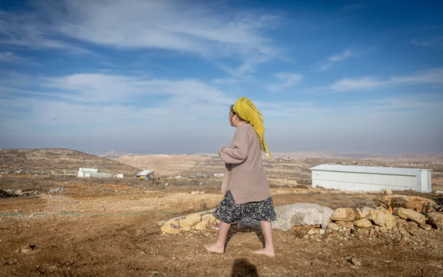 Image principale : une femme marche près de Tzur Misgavi, un avant-poste illégal situé dans le Gush Etzion, en Cisjordanie, le 17 novembre 2025. (Crédit : Chaim Goldberg/Flash90)