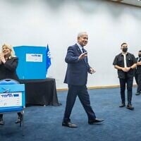 Le Premier ministre Benjamin Netanyahu et son épouse Sara votent lors des élections de la commission centrale du Likud, au Centre de conventions internationales de Jérusalem, le 25 novembre 2025. (Crédit : Chaïm Goldberg/Flash90)