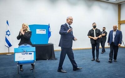 Le Premier ministre Benjamin Netanyahu et son épouse Sara votent lors des élections de la commission centrale du Likud, au Centre de conventions internationales de Jérusalem, le 25 novembre 2025. (Crédit : Chaïm Goldberg/Flash90)