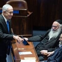Le Premier ministre Benjamin Netanyahu (à gauche) s’entretenant avec les députés de Yahadout HaTorah Moshe Gafni (à droite) et Yitzhak Goldknopf lors de la séance plénière, à la Knesset, à Jérusalem, le 1ᵉʳ juillet 2026. (Crédit : Yonatan Sindel/Flash90)