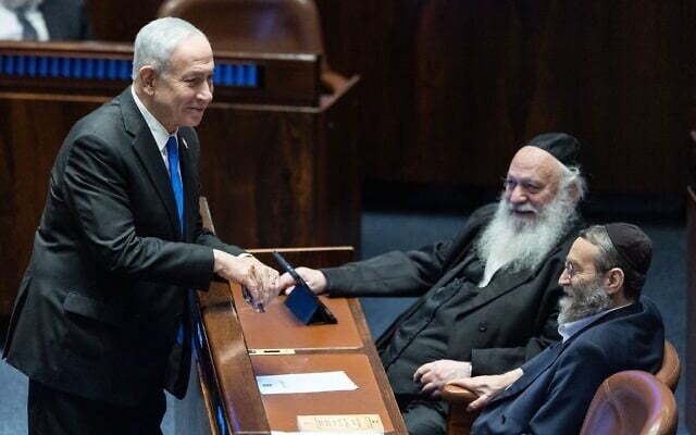Le Premier ministre Benjamin Netanyahu (à gauche) s’entretenant avec les députés de Yahadout HaTorah Moshe Gafni (à droite) et Yitzhak Goldknopf lors de la séance plénière, à la Knesset, à Jérusalem, le 1ᵉʳ juillet 2026. (Crédit : Yonatan Sindel/Flash90)