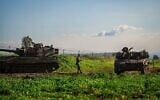 Des soldats de l'armée israélienne dans une zone de rassemblement près de la frontière israélo-syrienne, le 28 février 2026. (Crédit : Michael Giladi/Flash90)