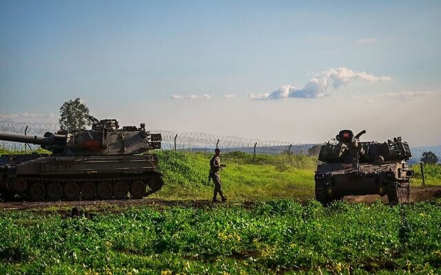 Des soldats de l'armée israélienne dans une zone de rassemblement près de la frontière israélo-syrienne, le 28 février 2026. (Crédit : Michael Giladi/Flash90)