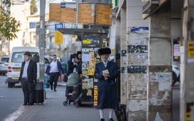 Des passants dans une rue de la ville ultra-orthodoxe de Bnei Brak, dans le centre d'Israël, le 2 mars 2026. (Crédit : Chaïm Goldberg/Flash90) Des passants dans une rue de la ville ultra-orthodoxe de Bnei Brak, dans le centre d'Israël, le 2 mars 2026. (Crédit : Chaïm Goldberg/Flash90)